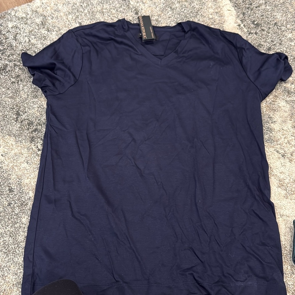 Navy men’s super soft banana republic v-neck size medium never worn
